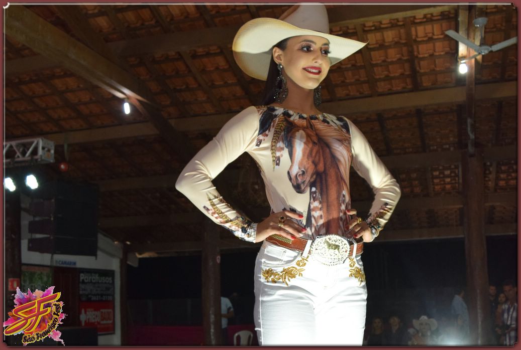 DESFILE DA RAINHA DA EXPOVALE 2019